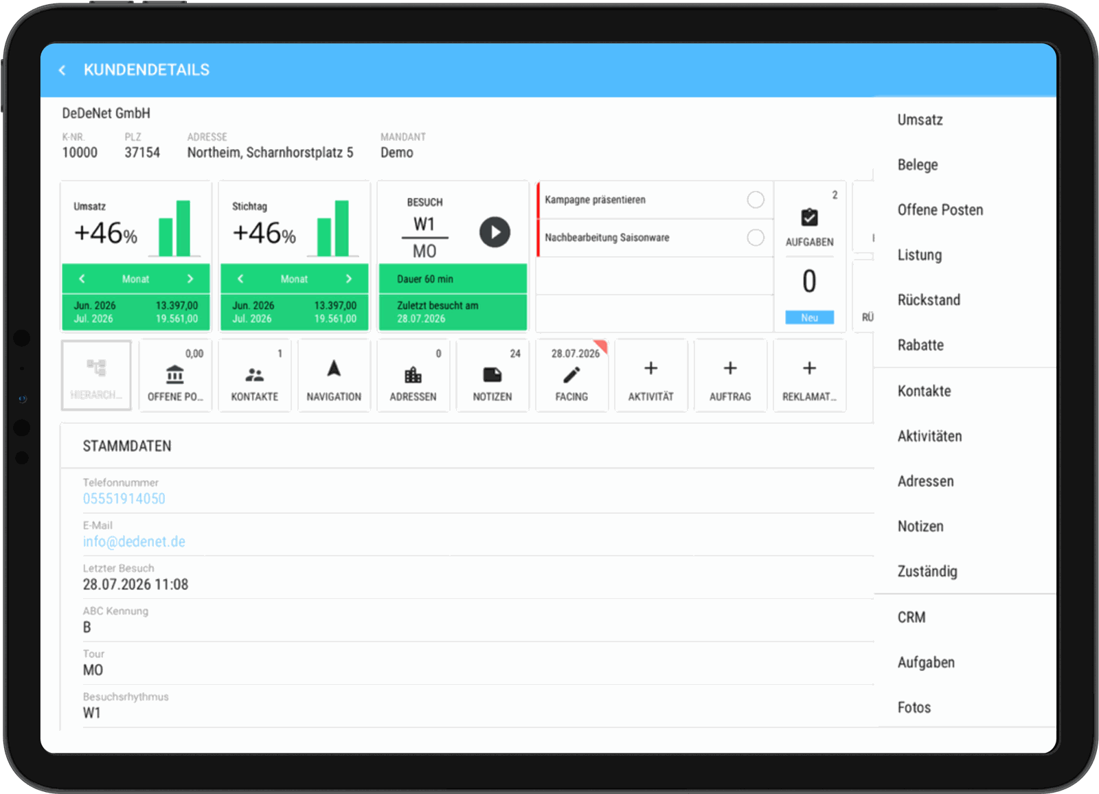 Kundenakte in dedesales auf einem Tablet: Kundendetails mit Umsatz-Widgets, Aufgaben und Stammdaten, daneben das geöffnete Mehr-Menü mit Kontakten, Aktivitäten, Notizen und Fotos