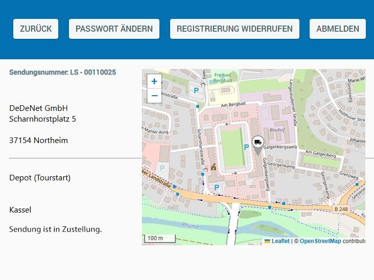 Kundenlink mit Sendungsnummer, Lieferadresse, Depot und Status „Sendung ist in Zustellung“ sowie der Fahrzeugposition auf der Karte