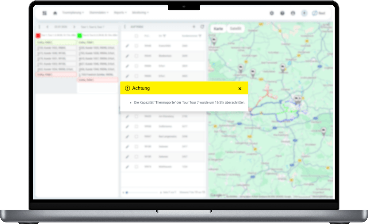 dedefleet-Tourenplanung: Achtung-Hinweis „Die Kapazität ‚Thermoporte‘ der Tour Tour 7 wurde um 16 Stk. überschritten.“ über der Tourenübersicht auf einem Laptop